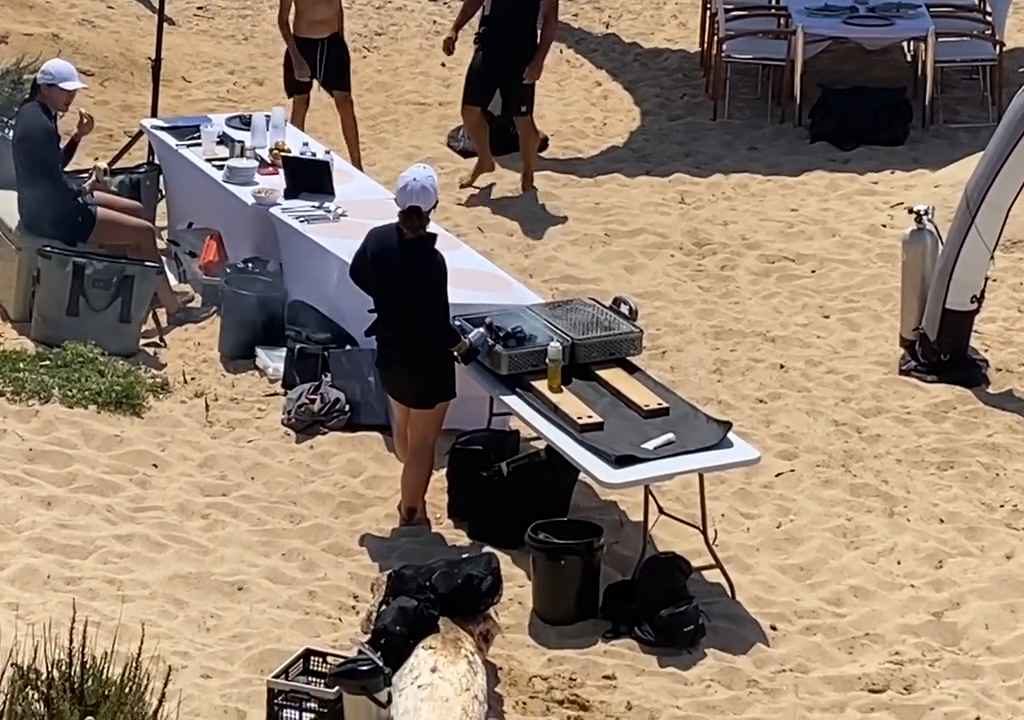 Fiesta ilegal con barbacoa de ricos en una playa protegida de Cerdeña: llega la policía