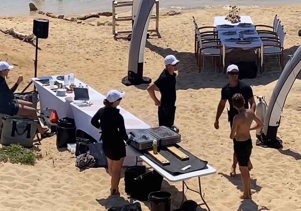 Fiesta ilegal con barbacoa de ricos en una playa protegida de Cerdeña: llega la policía