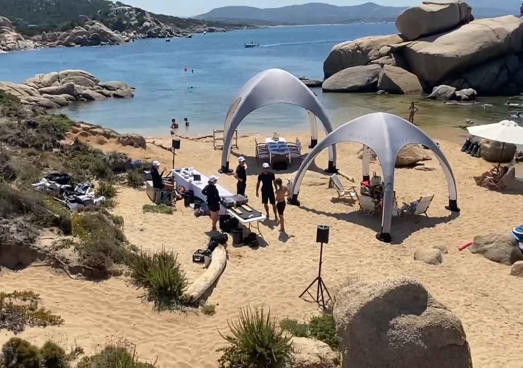 Fête illégale avec barbecue de riches sur une plage protégée en Sardaigne : la police arrive