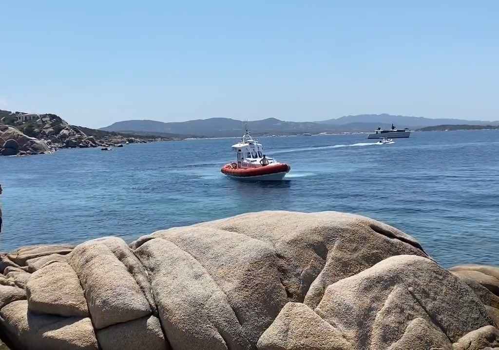 Fiesta ilegal con barbacoa de ricos en una playa protegida de Cerdeña: llega la policía