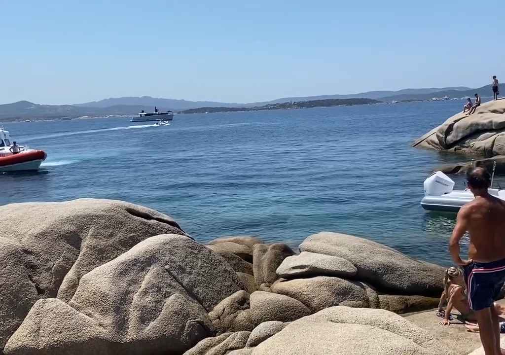 Fiesta ilegal con barbacoa de ricos en una playa protegida de Cerdeña: llega la policía