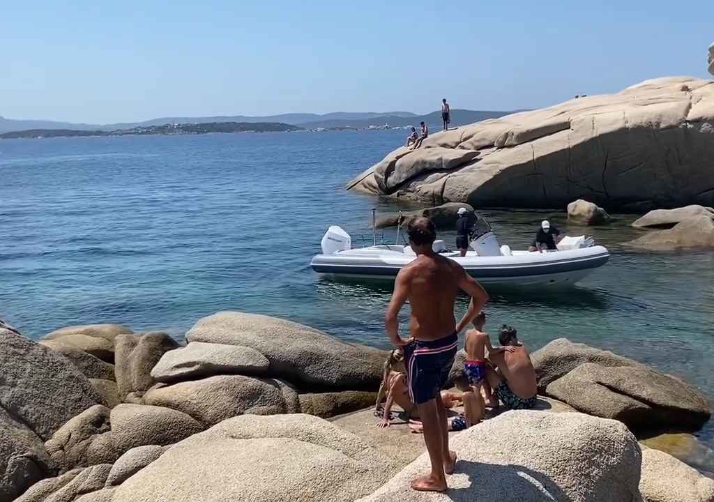 Illegale Party mit Barbecue der Reichen an einem geschützten Strand auf Sardinien: Die Polizei rückt an