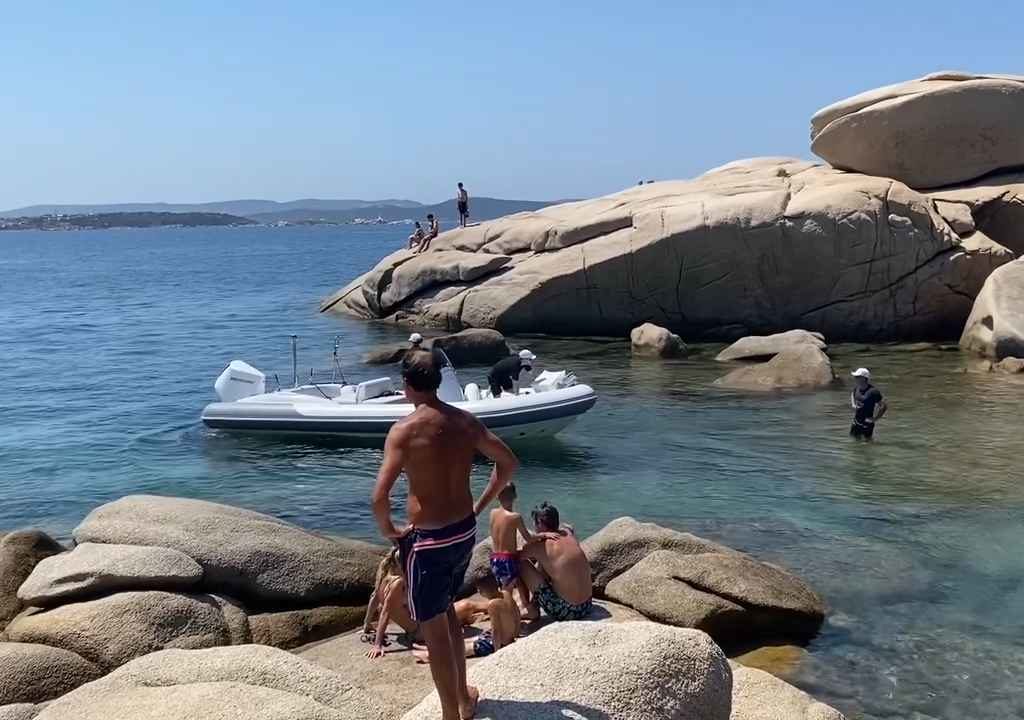 Illegale Party mit Barbecue der Reichen an einem geschützten Strand auf Sardinien: Die Polizei rückt an