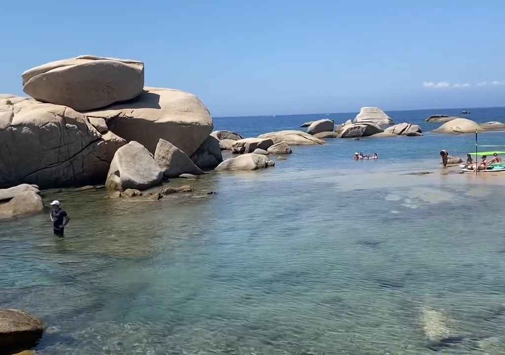 Fête illégale avec barbecue de riches sur une plage protégée en Sardaigne : la police arrive