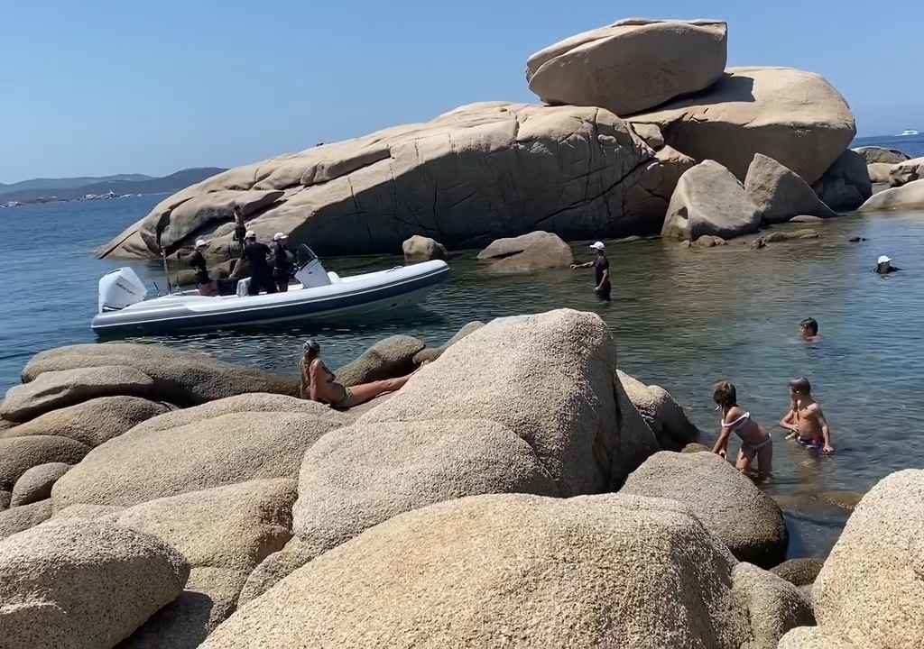 Illegale Party mit Barbecue der Reichen an einem geschützten Strand auf Sardinien: Die Polizei rückt an