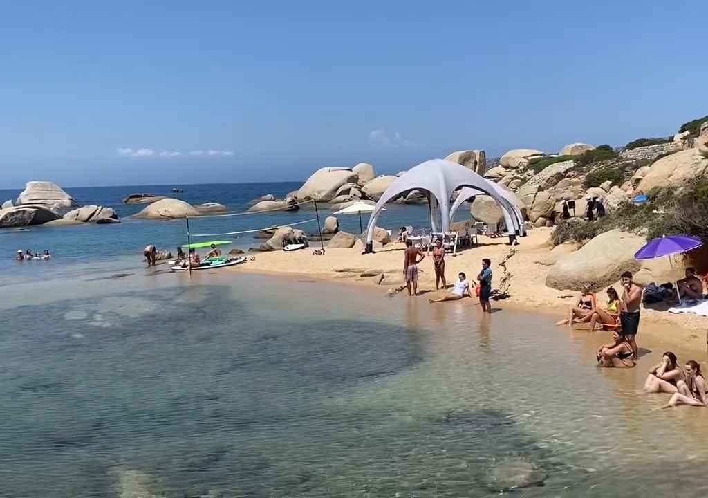 Festa illegale con barbecue di ricconi su spiaggia protetta in Sardegna: arriva la polizia