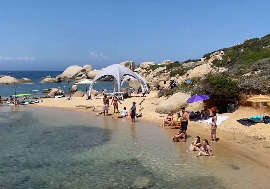 Festa illegale con barbecue di ricconi su spiaggia protetta in Sardegna: arriva la polizia