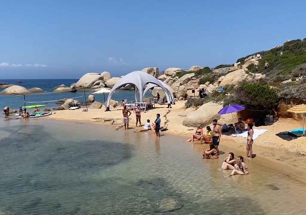 Fiesta ilegal con barbacoa de ricos en una playa protegida de Cerdeña: llega la policía