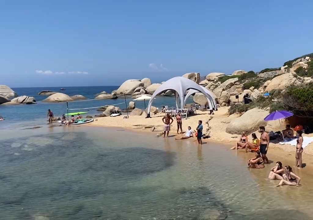 Fiesta ilegal con barbacoa de ricos en una playa protegida de Cerdeña: llega la policía