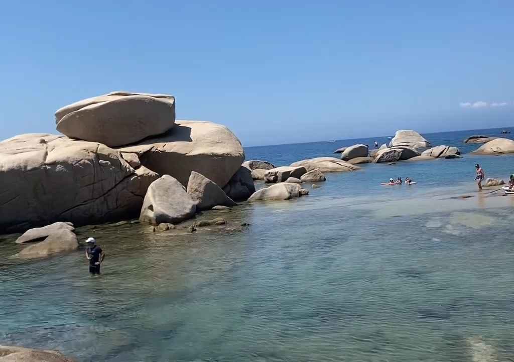 Fiesta ilegal con barbacoa de ricos en una playa protegida de Cerdeña: llega la policía