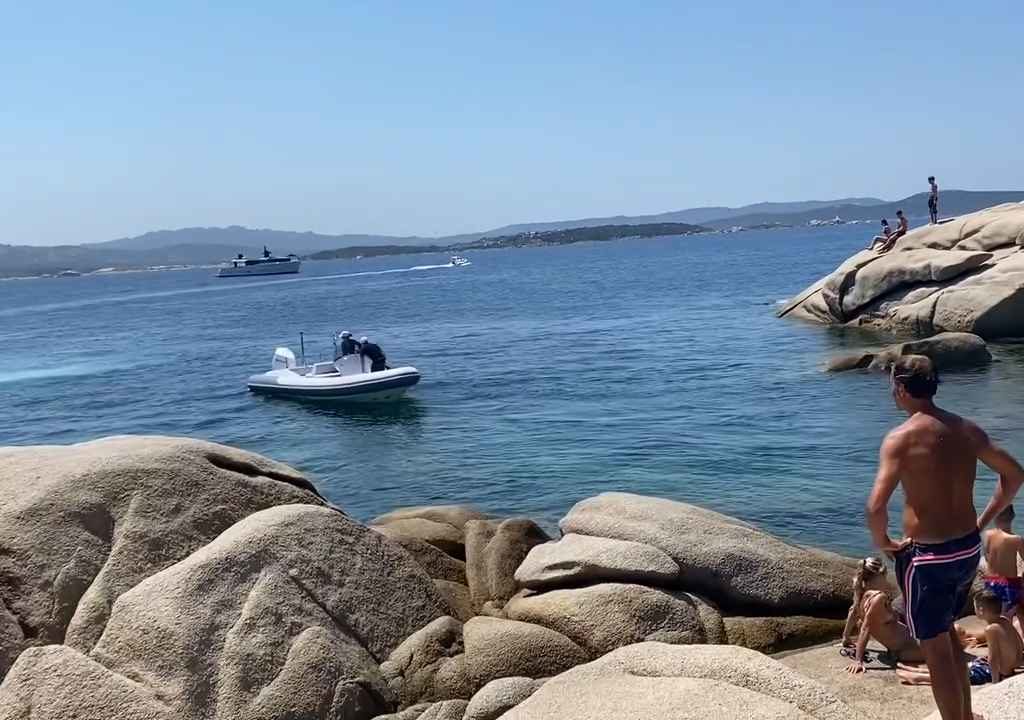 Illegale Party mit Barbecue der Reichen an einem geschützten Strand auf Sardinien: Die Polizei rückt an