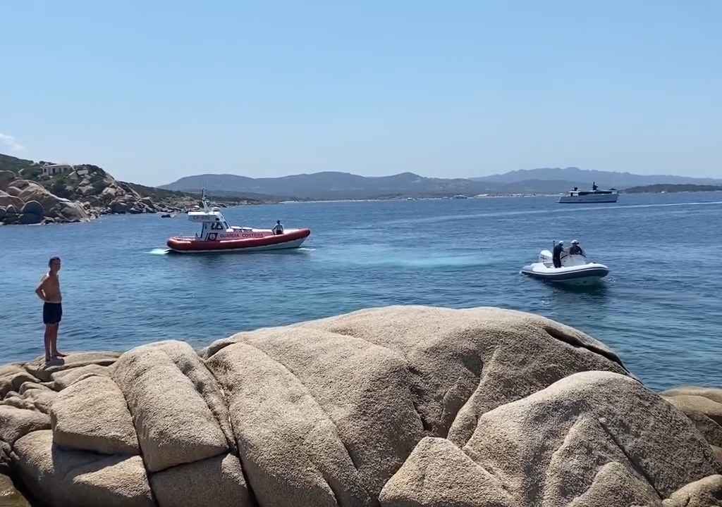 Illegale Party mit Barbecue der Reichen an einem geschützten Strand auf Sardinien: Die Polizei rückt an