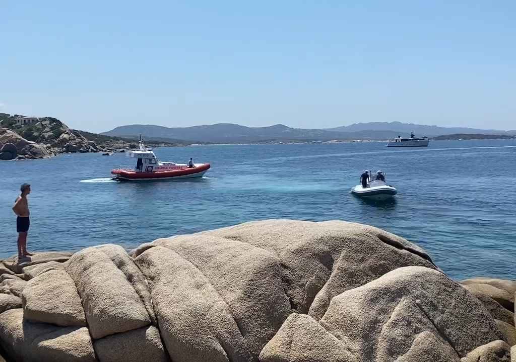 Fiesta ilegal con barbacoa de ricos en una playa protegida de Cerdeña: llega la policía