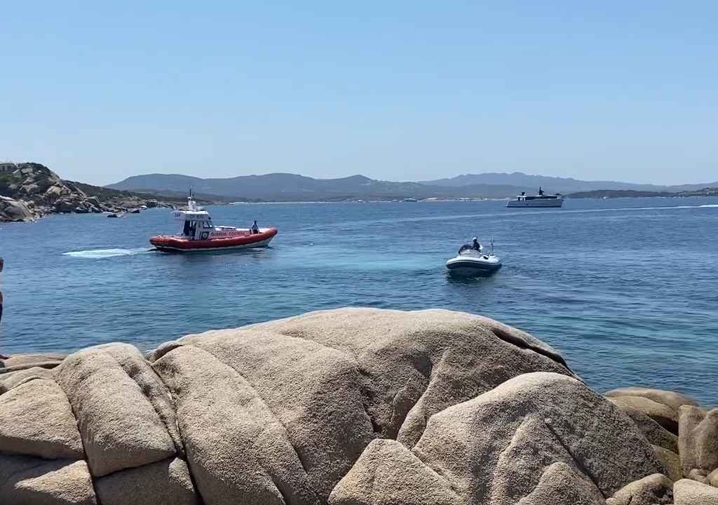 Illegale Party mit Barbecue der Reichen an einem geschützten Strand auf Sardinien: Die Polizei rückt an