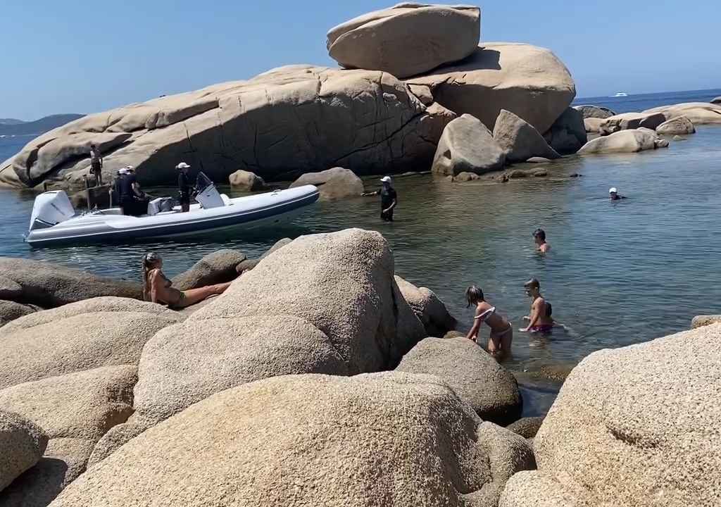 Illegale Party mit Barbecue der Reichen an einem geschützten Strand auf Sardinien: Die Polizei rückt an