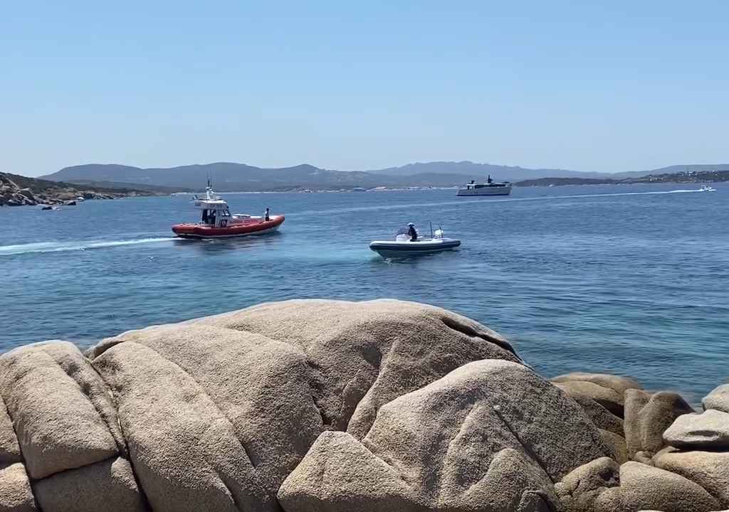 Fiesta ilegal con barbacoa de ricos en una playa protegida de Cerdeña: llega la policía