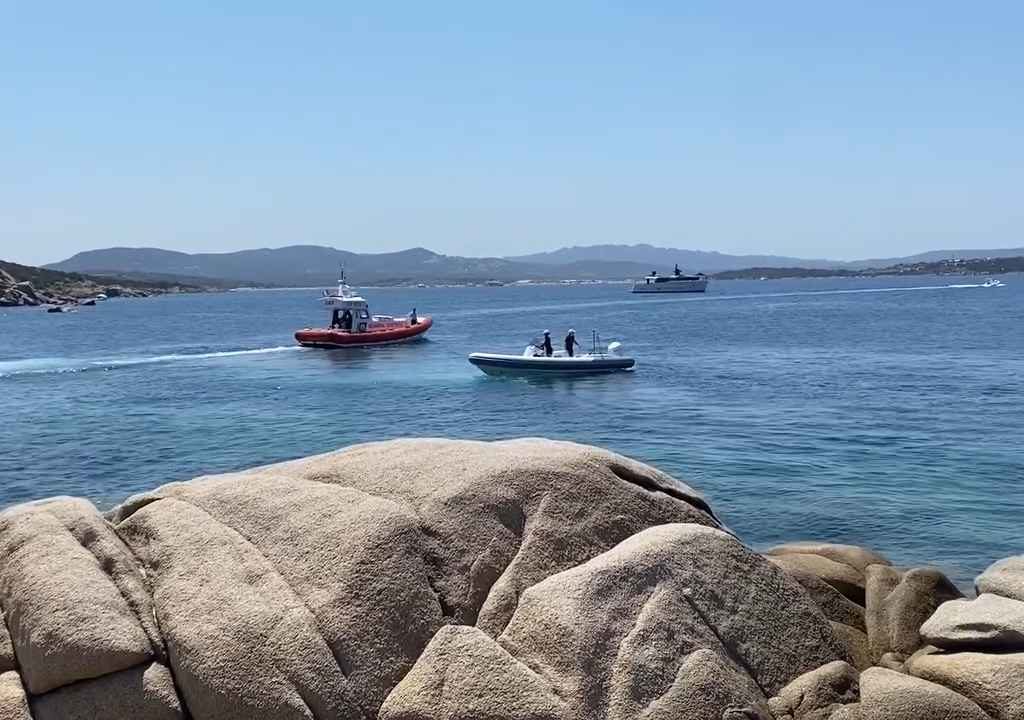 Illegale Party mit Barbecue der Reichen an einem geschützten Strand auf Sardinien: Die Polizei rückt an