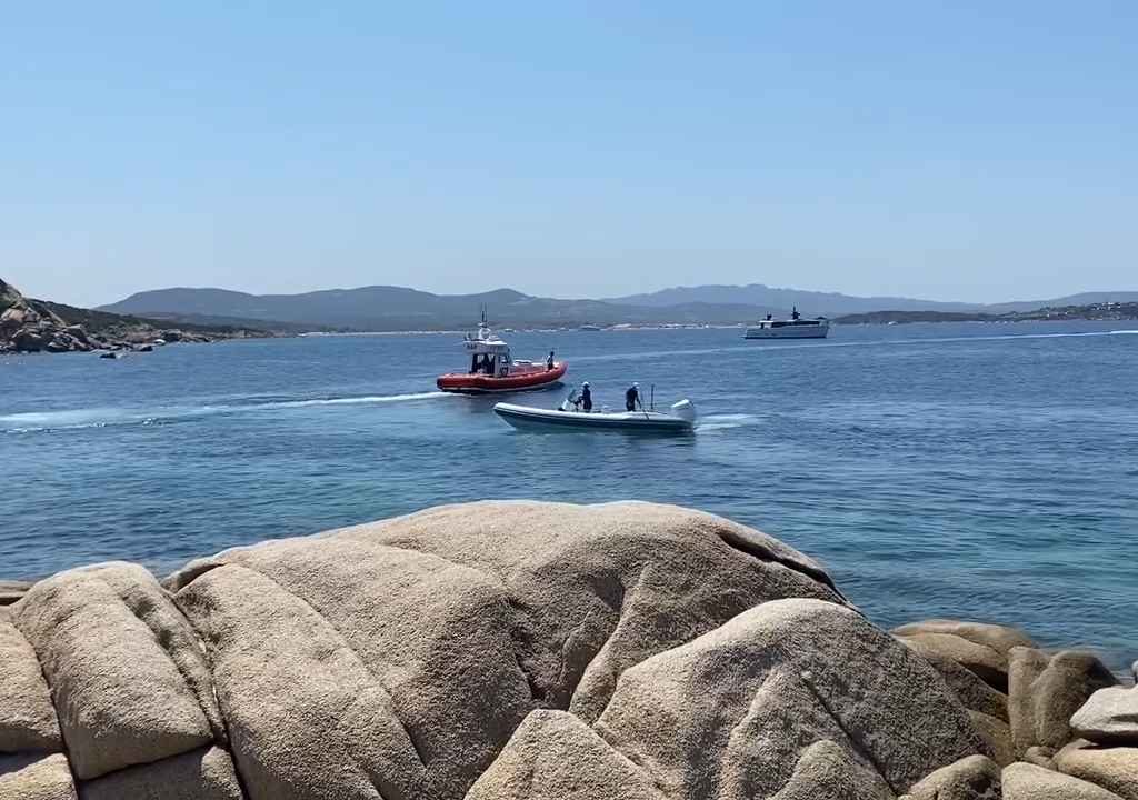 Fiesta ilegal con barbacoa de ricos en una playa protegida de Cerdeña: llega la policía