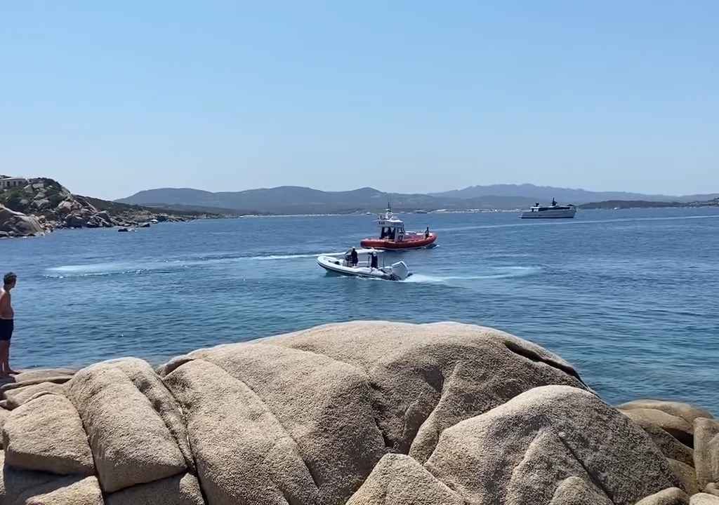 Fiesta ilegal con barbacoa de ricos en una playa protegida de Cerdeña: llega la policía