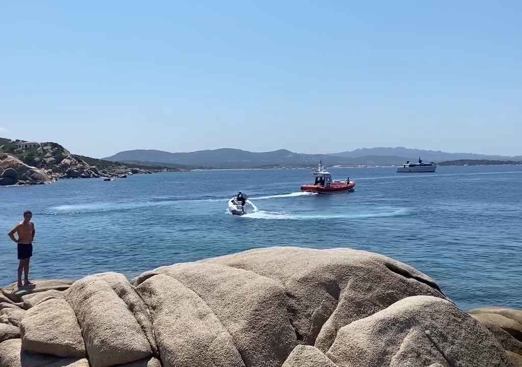 Fête illégale avec barbecue de riches sur une plage protégée en Sardaigne : la police arrive