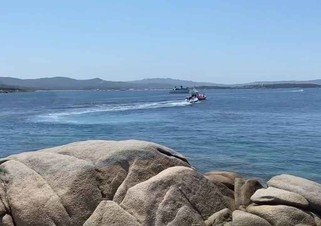 Illegale Party mit Barbecue der Reichen an einem geschützten Strand auf Sardinien: Die Polizei rückt an