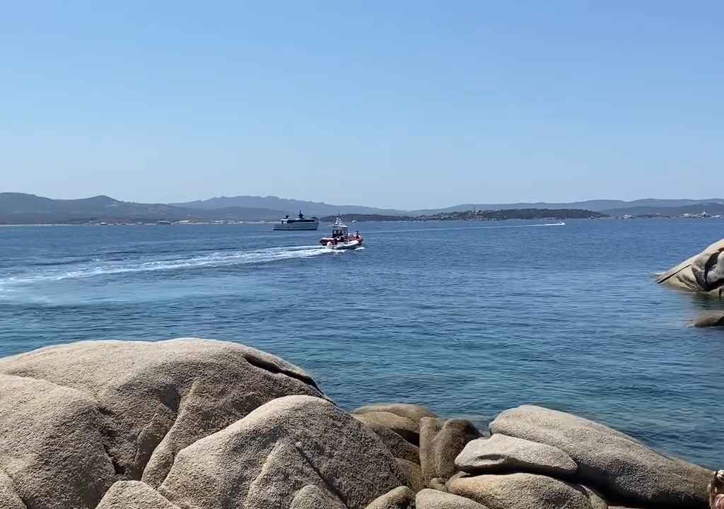 Festa illegale con barbecue di ricconi su spiaggia protetta in Sardegna: arriva la polizia