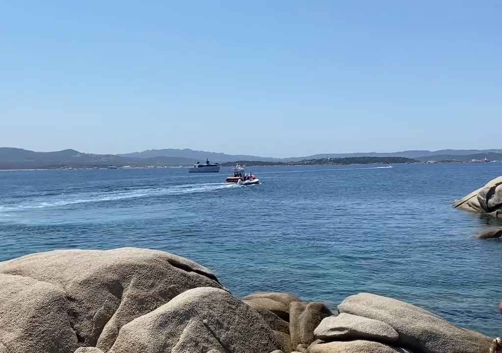 Fiesta ilegal con barbacoa de ricos en una playa protegida de Cerdeña: llega la policía