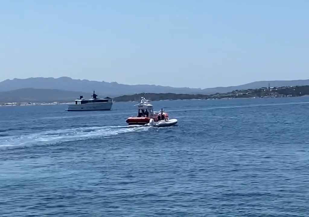 Illegale Party mit Barbecue der Reichen an einem geschützten Strand auf Sardinien: Die Polizei rückt an