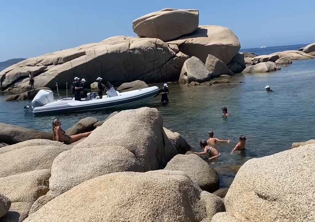 Fiesta ilegal con barbacoa de ricos en una playa protegida de Cerdeña: llega la policía