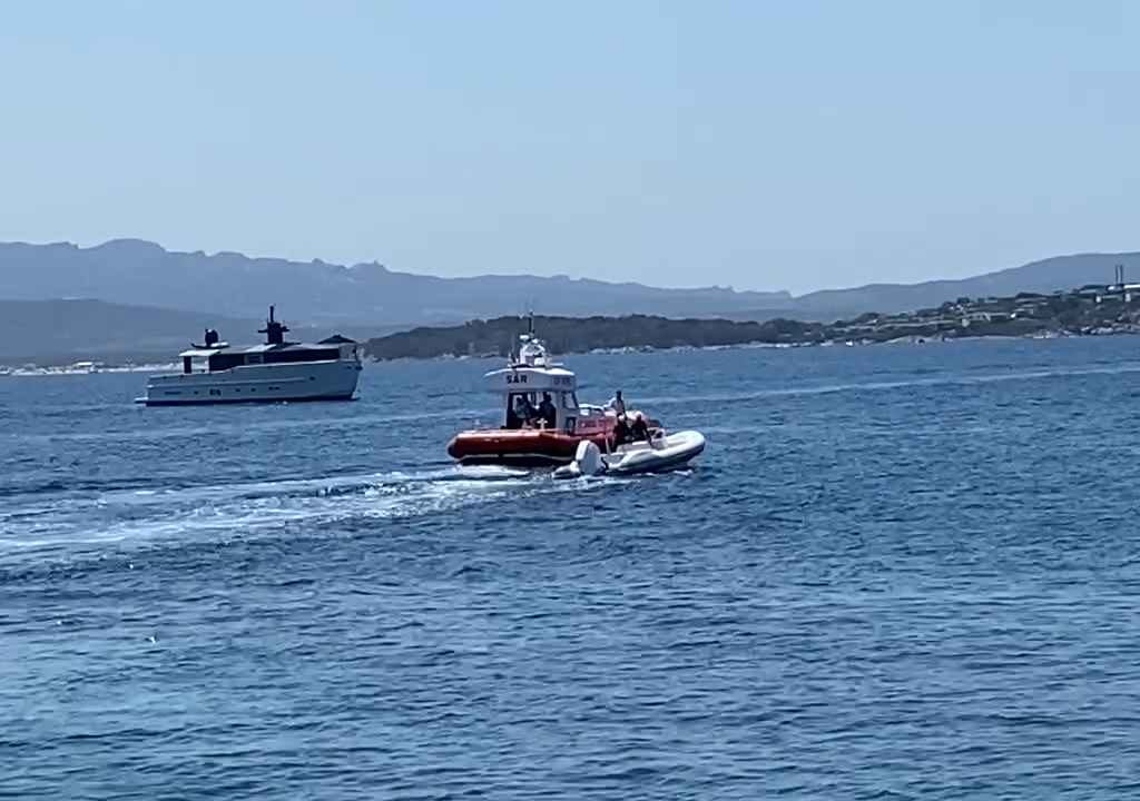 Illegale Party mit Barbecue der Reichen an einem geschützten Strand auf Sardinien: Die Polizei rückt an