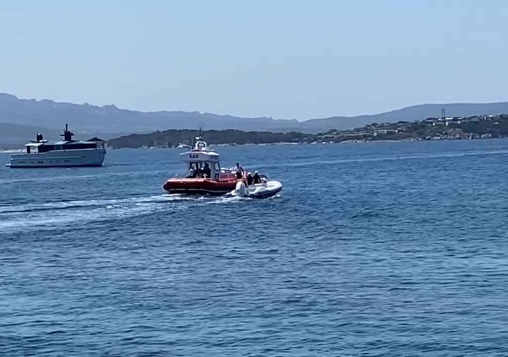 Fête illégale avec barbecue de riches sur une plage protégée en Sardaigne : la police arrive