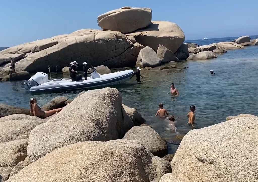 Fiesta ilegal con barbacoa de ricos en una playa protegida de Cerdeña: llega la policía