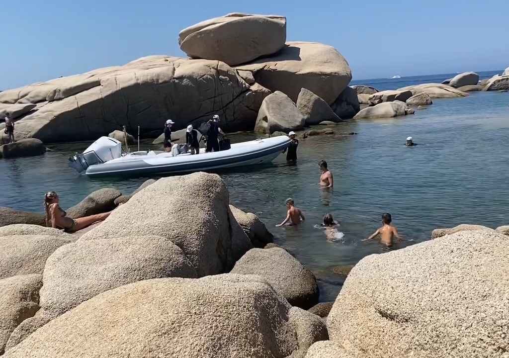 Illegale Party mit Barbecue der Reichen an einem geschützten Strand auf Sardinien: Die Polizei rückt an