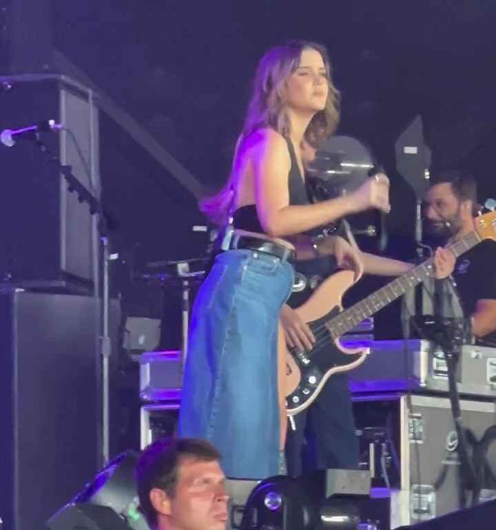 Metedura de pata en el escenario de Maren Morris, canta sin bragas y su video se vuelve viral