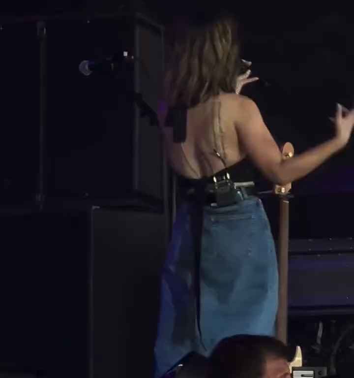 Metedura de pata en el escenario de Maren Morris, canta sin bragas y su video se vuelve viral