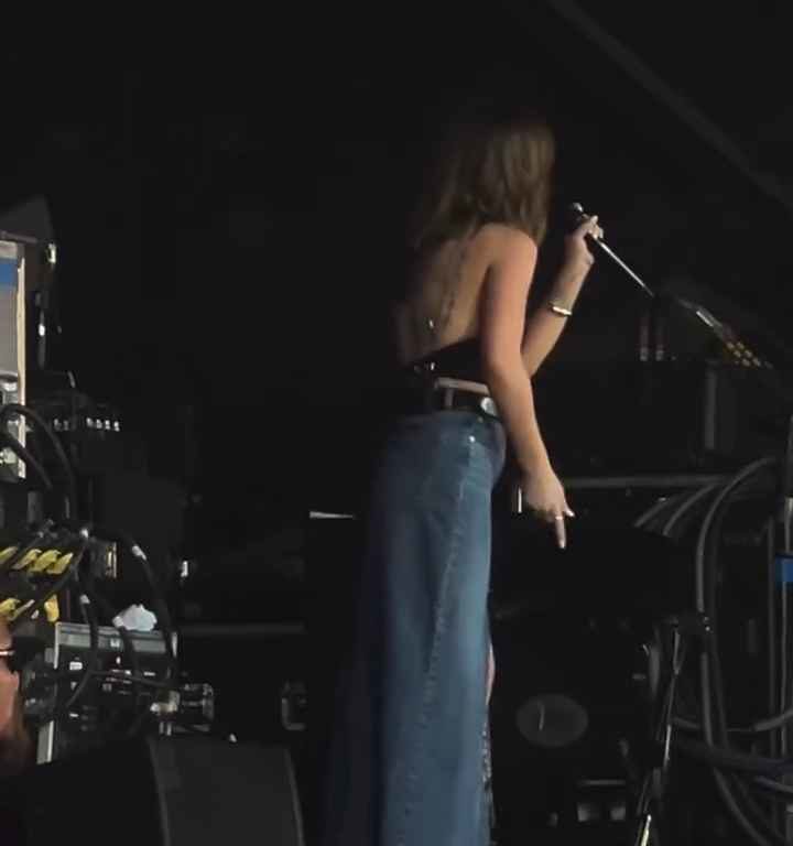 Metedura de pata en el escenario de Maren Morris, canta sin bragas y su video se vuelve viral