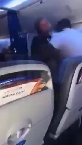 Un passager devient fou dans l'avion, crie, jure et mord le steward