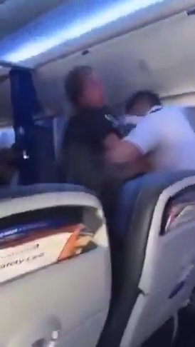 Un passager devient fou dans l'avion, crie, jure et mord le steward