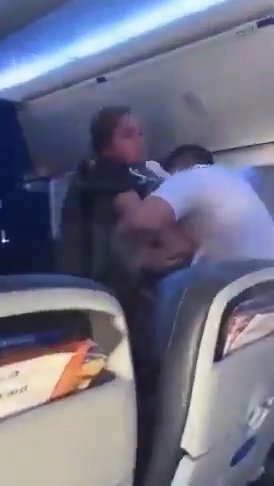 Un passager devient fou dans l'avion, crie, jure et mord le steward