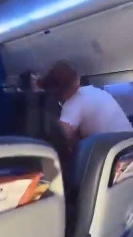 Un passager devient fou dans l'avion, crie, jure et mord le steward