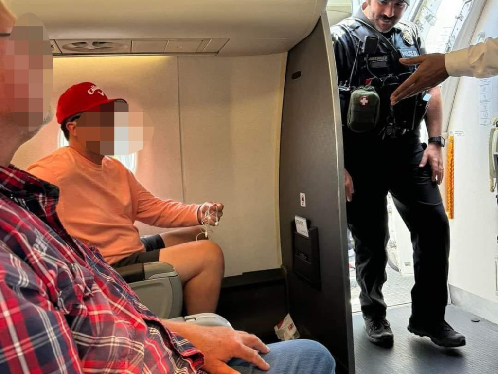 Se saca el pene y hace pis en el avión delante de todos, aterriza el vuelo, detenido