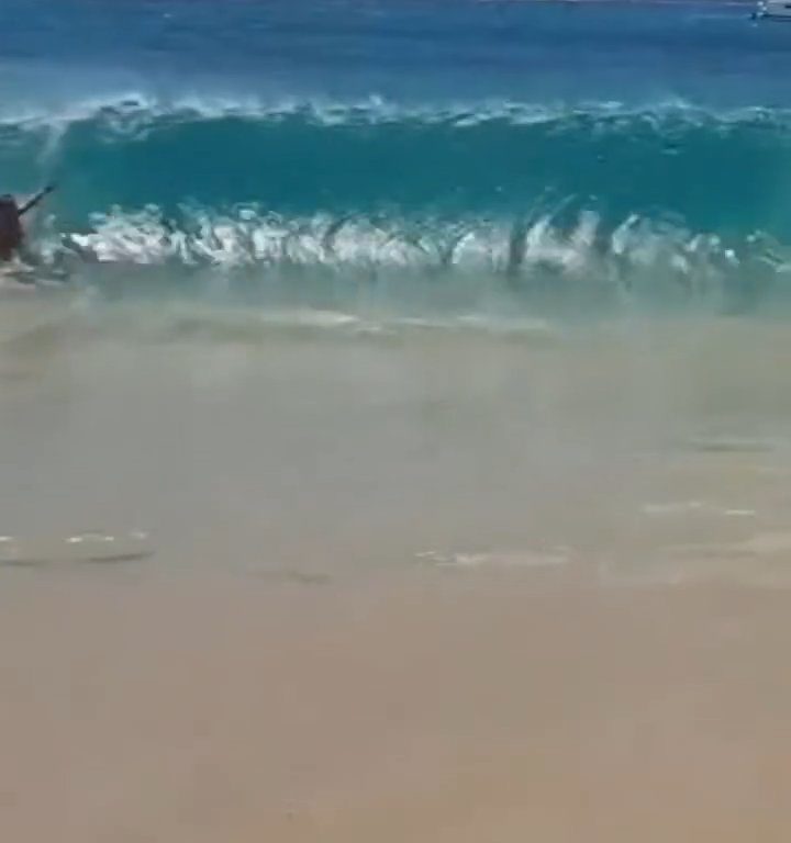 Fähre berührt Strand und verursacht einen Tsunami: Chaos am Strand