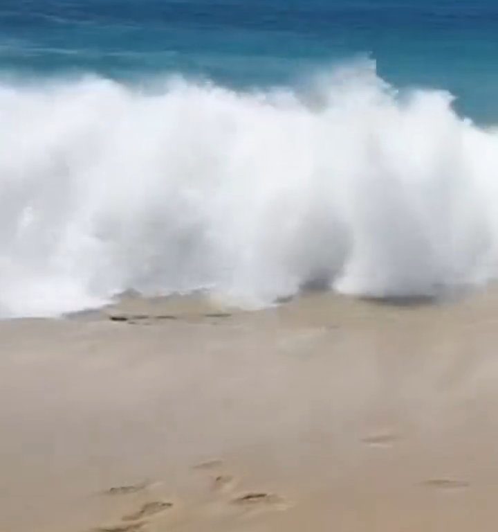 Fähre berührt Strand und verursacht einen Tsunami: Chaos am Strand