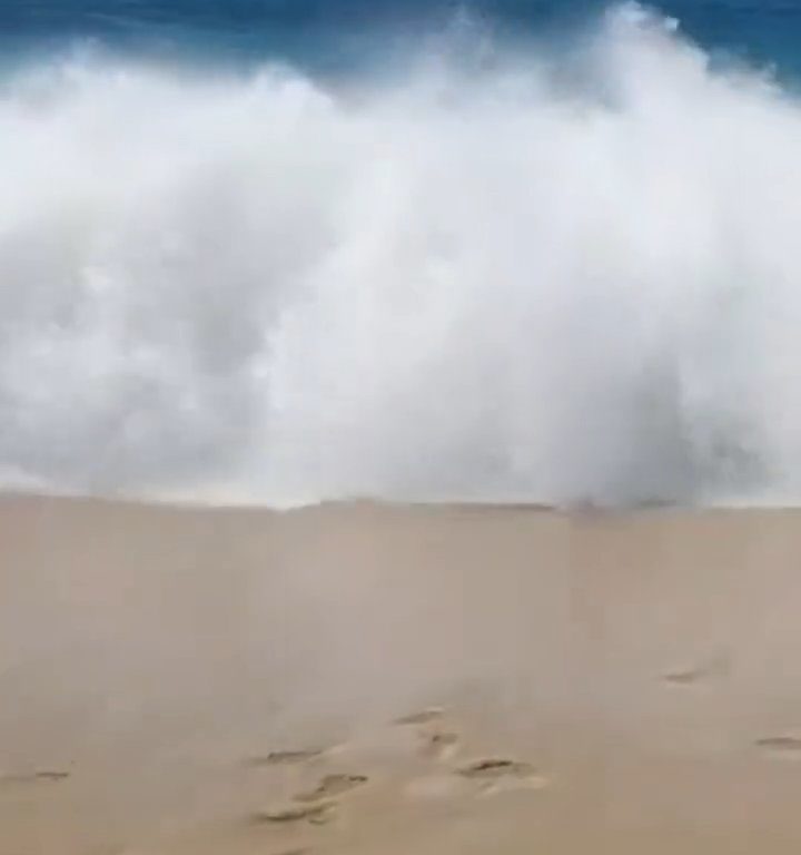 Fähre berührt Strand und verursacht einen Tsunami: Chaos am Strand