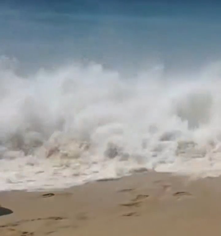 Fähre berührt Strand und verursacht einen Tsunami: Chaos am Strand