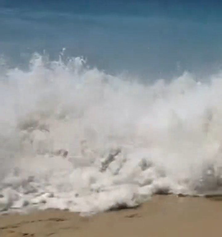 Fähre berührt Strand und verursacht einen Tsunami: Chaos am Strand