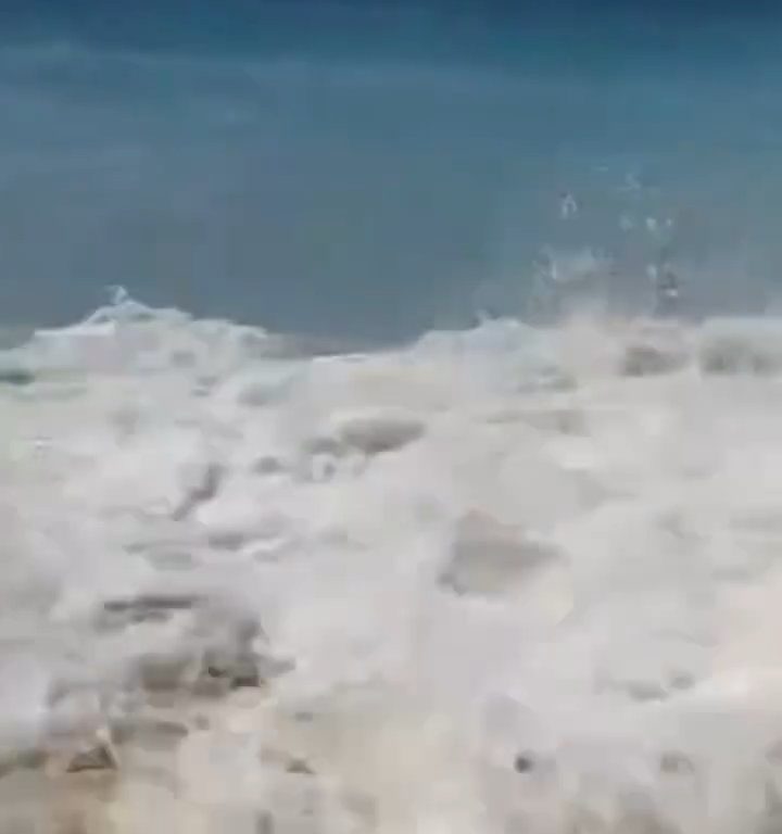 Fähre berührt Strand und verursacht einen Tsunami: Chaos am Strand