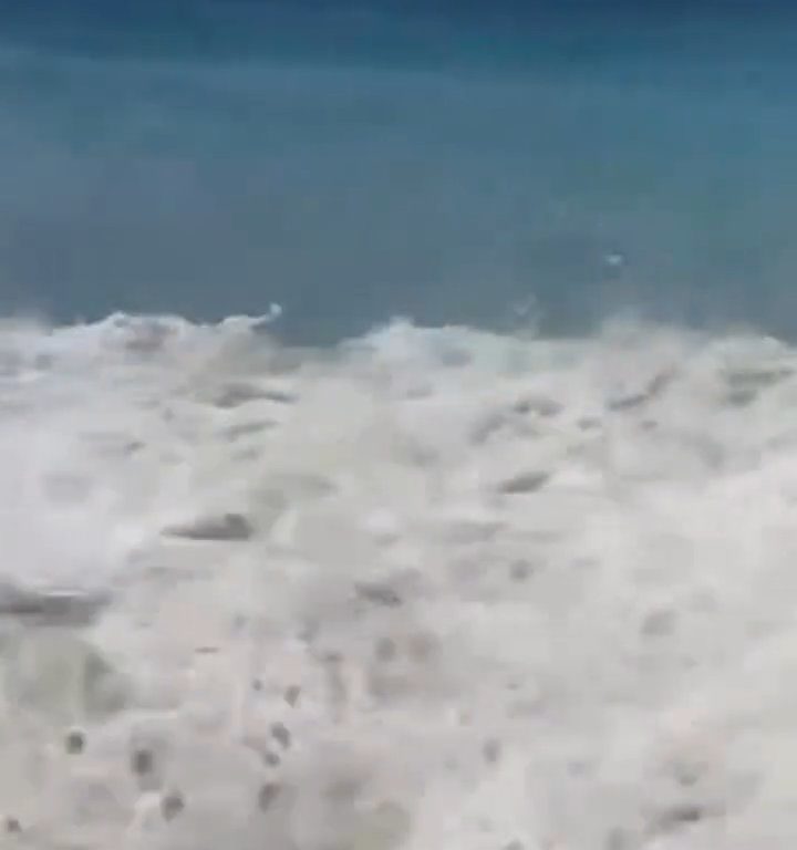 Fähre berührt Strand und verursacht einen Tsunami: Chaos am Strand