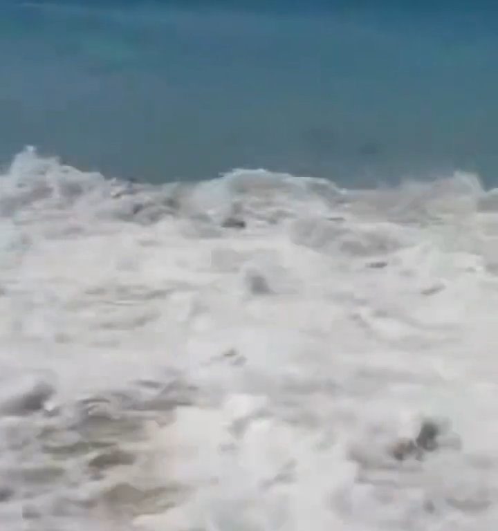 Fähre berührt Strand und verursacht einen Tsunami: Chaos am Strand