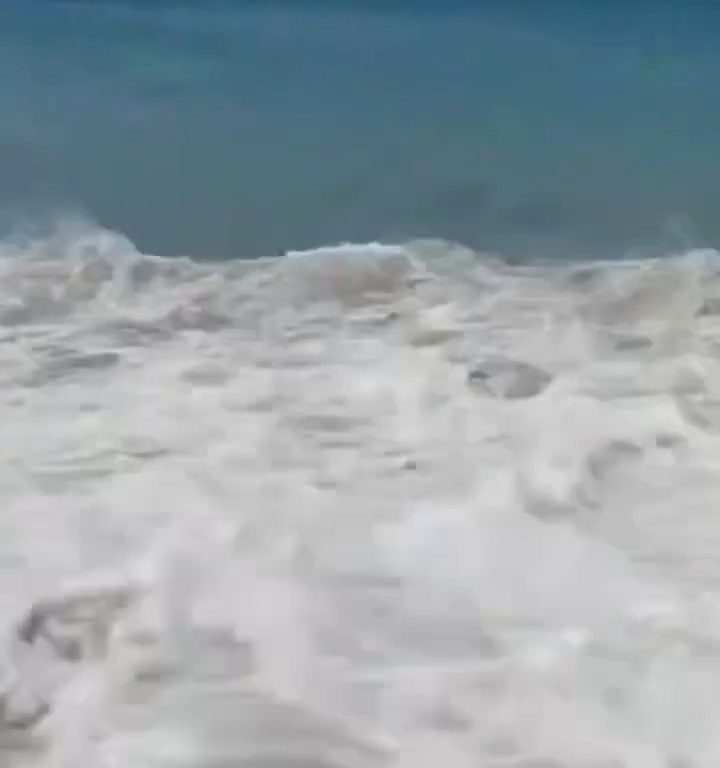 Fähre berührt Strand und verursacht einen Tsunami: Chaos am Strand